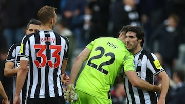 Soccer Football - Premier League - Newcastle United v Crystal Palace - St James' Park, Newcastle, Britain - October 21, 2023 Newcastle United's Sandro Tonali with Nick Pope after the match Action Images via Reuters/Lee Smith NO USE WITH UNAUTHORIZED AUDIO, VIDEO, DATA, FIXTURE LISTS, CLUB/LEAGUE LOGOS OR 'LIVE' SERVICES. ONLINE IN-MATCH USE LIMITED TO 45 IMAGES, NO VIDEO EMULATION. NO USE IN BETTING, GAMES OR SINGLE CLUB/LEAGUE/PLAYER PUBLICATIONS.