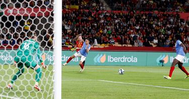 2-0. Gran jugada de España que termina en un centro de Athenea del Castillo para Mariona Caldentey, que remata con la derecha y cruzado, para anotar el segundo gol.