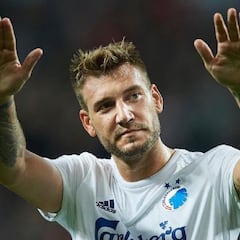 Bendtner, en problemas: pagar una multa por siete delitos de conducción en un año o la cárcel