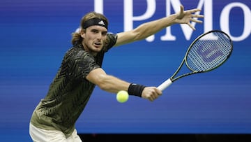 New York (United States), 30/08/2021.- Stefanos Tsitsipas of Greece hits a return to Andy Murray of Great Britain during their match on the first day of the US Open Tennis Championships the USTA National Tennis Center in Flushing Meadows, New York, USA, 3