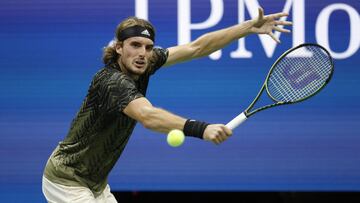 New York (United States), 30/08/2021.- Stefanos Tsitsipas of Greece hits a return to Andy Murray of Great Britain during their match on the first day of the US Open Tennis Championships the USTA National Tennis Center in Flushing Meadows, New York, USA, 3