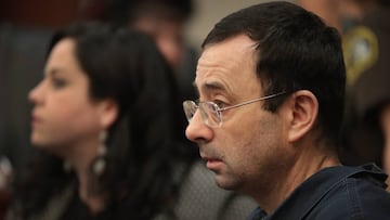 Larry Nassar escuchando el testimonio de sus v&iacute;ctimas. 