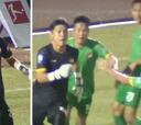 Un portero en Vietnam pierde la cabeza y celebra en la cara al árbitro tras parar un penalti