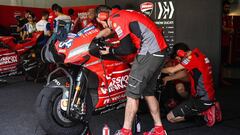 Mechanics inspect the bike of Ducati Team&#039;s Italian rider Andrea Dovizioso during the first day of the 2019 MotoGP pre-season testing at the Sepang International Circuit in Sepang on February 6, 2019. (Photo by Mohd RASFAN / AFP)