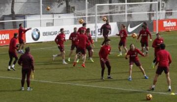 Ejercicio de balón en el entrenamiento del Atleti