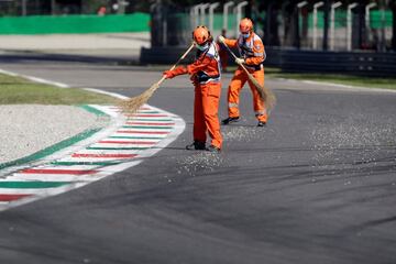Operarios limpiando la pista de Monza.