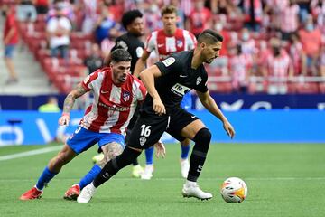 Fidel Chaves trata de irse con el balón ante Rodrigo De Paul.