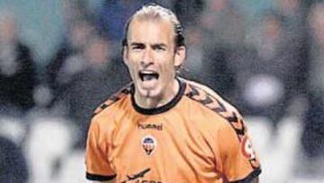 <b>PRECAUCIÓN. </b>Xavi Oliva está a una tarjeta de ver la quinta amarilla, que supndría una sanción