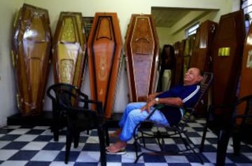 Un hombre descansa en su funeraria en Olinda, cerca de Recife, Brasil.
