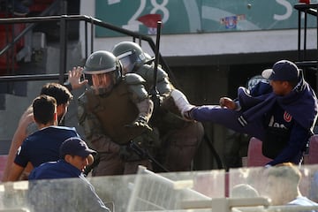 Hinchas de Universidad de Chile pelean con carabineros antes del partido contra Colo Colo por primera division en el estadio Nacional.
