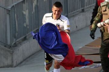 El 06-04-2014, tras la victoria 1-0 sobre la U, el volante de Colo Colo Jason Silva patea una bandera de la barra azul. Por esta acci&oacute;n fue detenido, qued&oacute; con firma mensual y nunca m&aacute;s volvi&oacute; a jugar en el Cacique.