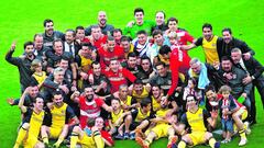 Los jugadores del Atl&eacute;tico celebran el t&iacute;tulo liguero en el Camp Nou.