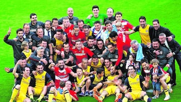 Los jugadores del Atl&eacute;tico celebran el t&iacute;tulo liguero en el Camp Nou.