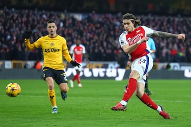 El lateral y central, nacido en Roma, se convirtió en uno de los fichajes italianos más caros de los últimos tiempos tras firmar por el Arsenal en el verano de 2025. Tras una temporada espectacular en el Bolonia, donde se consagró como uno de los defensores revelación de la Serie A, el club londinense desembolsó 45 millones de euros para reforzar su defensa con su calidad y versatilidad. Formado en la Roma y pulido en Basilea y Bologna, Calafiori dio el gran salto a la Premier League tras brillar con la selección italiana en la Eurocopa 2024, siendo clave como carrilero y central de salida de balón. Su fichaje se convirtió en récord para un defensa italiano en Inglaterra, y llega a Londres con la misión de afianzar la zaga ‘gunner’ en Champions y Premier.

