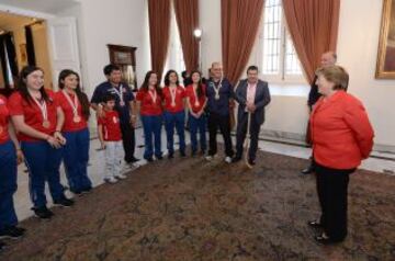 Bachelet junto al equipo y el cuerpo técnico del equipo chileno femenino de hockey patín.