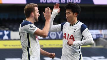 London (United Kingdom), 02/01/2021.- Harry Kane (L) of Tottenham celebrates with teammate Son Heung-Min (R) after scoring a goal during the English Premier League soccer match between Tottenham Hotspur and Leeds United in London, Britain, 02 January 2021
