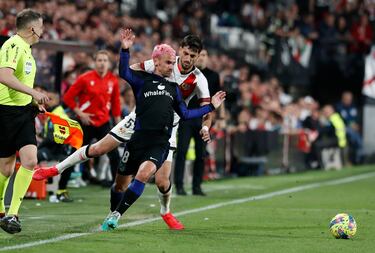 Griezmann intenta hacerse con el balón ante la presión de Catena.