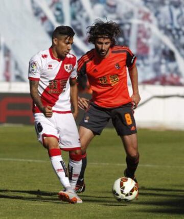 El centrocampista mexicano del Rayo Vallecano (i) y el centrocampista de la Real Sociedad Esteban Granero luchan por el balón durante el partido de la trigésimo octava y última jornada de Liga, que disputan en el estadio de Vallecas. 