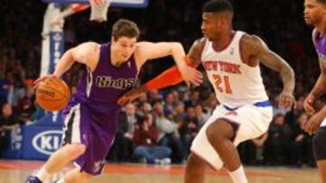 Jimmer Fredette (Sacramento Kings) ante Iman Shumpert (New York Knicks).