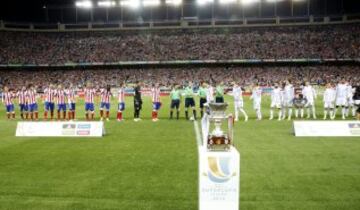 Los jugadores del Atlético de Madrid y el Real Madrid momentos antes del inicio del partido de vuelta de la Supercopa de España, que se disputa esta noche en el estadio Vicente Calderón. 