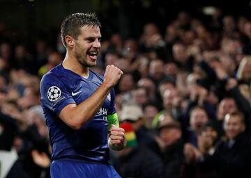 C¨¦sar Azpilicueta es el primer capit¨¢n del Chelsea, club al que lleg¨® procedente del Olympique de Marsella en 2012 tras pagar unos 10 millones de euros. Tiene conrtrato hasta 2022 y el valor de mercado del defensa es de 13 millones.