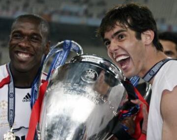 Campeón de Champions en dos ocasiones con el Milan, en la foto celebra la de 2007 con Kaka.