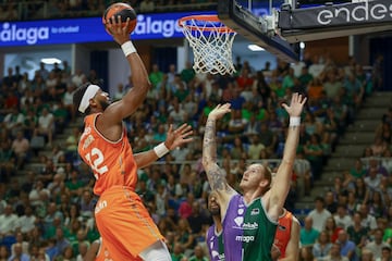 El pívot estadounidense del Valencia Basket Brandon Davies (i) lanza a canasta ante el ala pívot estadounidense del Unicaja Dylan Osetkowski.
