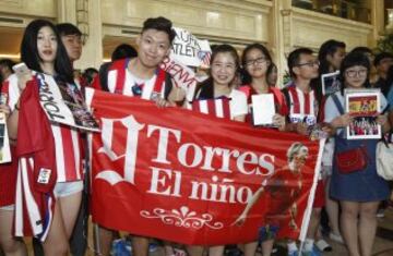 Numerosos aficionados esperaban la llegada del equipo.