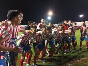 El Barbastro celebra el pase a la siguiente ronda de la Copa del Rey tras ganar 2-0 al Espanyol.