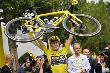 El ciclista danés de Jumbo-Visma, Jonas Vingegaard, con el maillot amarillo de líder general, celebra la victoria levantando su bicicleta al final de la 21.ª y última etapa de la 110.ª edición del Tour de Francia.