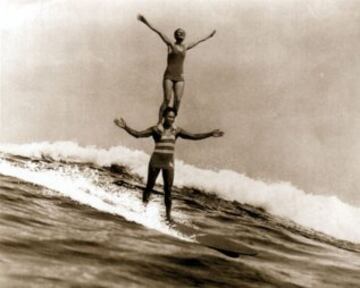 Duke Kahanamoku tandem surfing at Waikiki in the 20s.