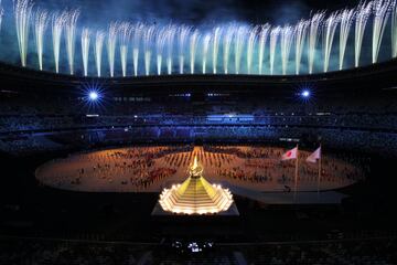 Las ceremonias de apertura son conocidas por dos cosas: los fuegos artificiales y el encendido de la antorcha olímpica, y esta foto de Cameron captura ambos de manera hermosa. Para obtener esta toma, el fotógrafo del personal de Getty Images, Cameron Spencer, montó su cámara en una barra de metal directamente frente a él y usó una velocidad de obturación muy lenta y una apertura alta, lo que le permitió capturar los fuegos artificiales. Mike Heiman, director de operaciones editoriales de Getty Images.