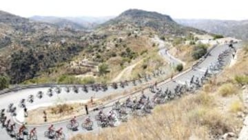 BELLEZA EXIGENTE. El pelotón, muy estirado, afronta las rampas del Alto del León, puerto de Primera camino de Málaga.