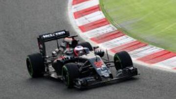 Jenson Button con el McLaren MP4-31 durante el primer día de test en Barcelona.