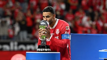 Alexis Vega kisses the championship trophy with Toluca players during the final second leg match between Toluca and America as part of the Liga BBVA MX, Torneo Clausura 2025 at Nemesio Diez Stadium on May 25, 2025 in Toluca, Estado de Mexico, Mexico.