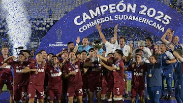 Lanus' defender #24 Carlos Izquierdoz and forward #07 Lautaro Acosta lift the trophy with their teammates after winning the Copa Sudamericana final football match between Argentina's Lanus and Brazil's Atletico Mineiro at the Defensores del Chaco stadium in Asuncion on November 22, 2025. (Photo by JUAN MABROMATA / AFP)