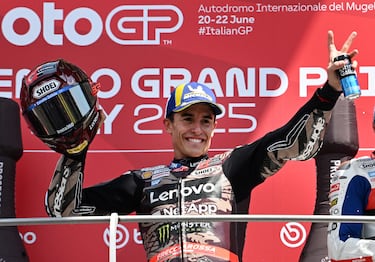 Marc Márquez del equipo Ducati Lenovo celebra en el podio tras ganar el Gran Premio de Italia.