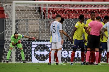 El encuentro terminó 1-1 tras los noventa minutos. Lautaro Martínez y Luis Díaz anotaron y la clasificación se definió desde los once pasos. Los de Scaloni se impusieron 3-2 y ahora jugarán la final ante Brasil. 