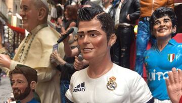 Un Cristiano de medio metro está en la calle de los belenes