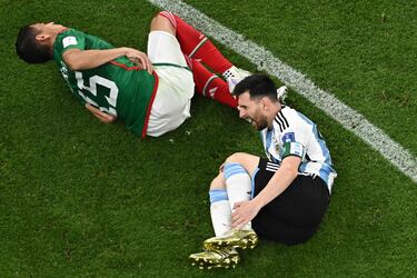 El mexicano Héctor Moreno y el argentino Leo Messi se quejan en el suelo tras una jugada. 
 