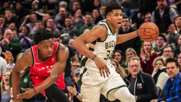 Giannis Antetokounmpo supera a OG Anunoby.