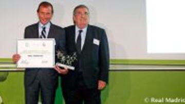 Butragueño recibiendo el premio