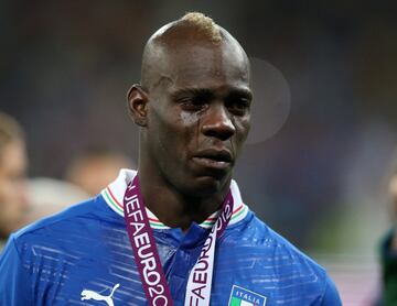 Los últimos años ha sido de vaívenes para Mario Balotelli. Pese a ser constante en la selección italiana, su irregularidad en los clubes lo devaluan en el mercado. Sin embargo, L'Equipe no lo incluye por estas razones en su ránking, sino por sus cuantiosas excentricidades. Desde carros de lujo hasta fiestas que superan el millón de dólares.