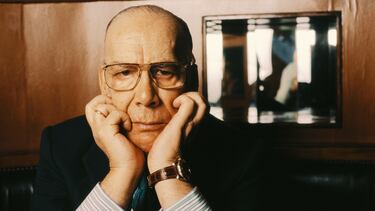 Último español en recibir el Premio Nobel. Camilo José Cela y Trulock (1916-2002) es uno de los mayores exponentes de la literatura de posguerra, ejerció como novelista, periodista, ensayista, editor de revistas literarias y conferenciante. Además de su Premio Nobel de Literatura conseguido en 1989 "por una prosa rica e intensa que con una compasión moderada forma una visión retadora de la vulnerabilidad del hombre", obtuvo el Premio Príncipe de Asturias de las Letras en 1987 y el Premio Cervantes en 1995.