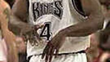 El alero seguirá vistiendo la camiseta del equipo de Sacramento durante siete temporadas más.