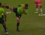 ¡Insólito! Árbitro le da brutal patada en la cara a miembro del cuerpo técnico en la Copa Perú