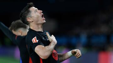 Vigo (Pontevedra), 23/11/2024.- El delantero polaco del FC Barcelona, Robert Lewandowski, celebra el segundo gol del equipo barcelonista durante el encuentro correspondiente a la jornada 14 de Laliga EA Sports que disputan hoy sábado Celta y FC Barcelona en el estadio Balaidos de Vigo. EFE / Salvador Sas.