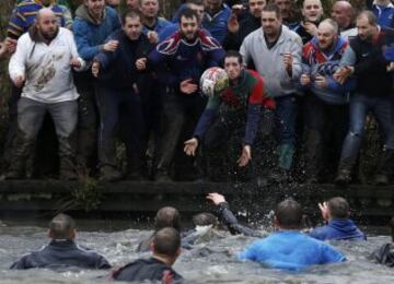 En Ashbourne se celebra todos los años el tradicional partido de fútbol medieval inglés en el que la mitad del pueblo intenta llevar el balón (relleno de corcho para poder flotar) hasta el molino del equipo rival para anotar. Sólo una persona tiene el privilegio de marcar por cada equipo. 