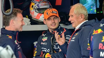 Horner, Verstappen y Helmut Marko conversando en el box.