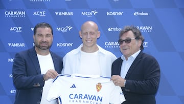 Real ZaragozaVíctor Mollejo posa entre Juan Carlos Cordero y Raúl Sanllehí en su presentación.